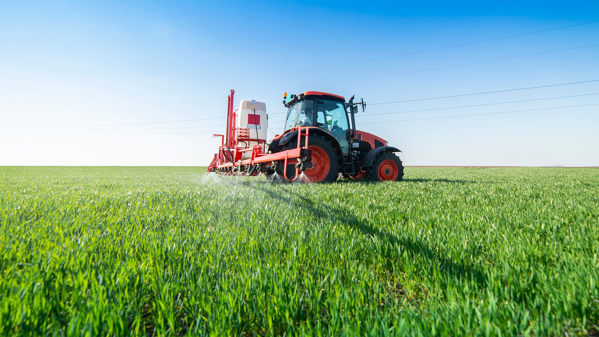 Aufnahme von einem Traktor mit einem Landwirtschaftsgerät auf einem Feld